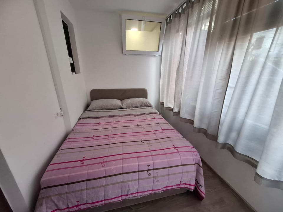 Bed, Bedroom, air conditioner