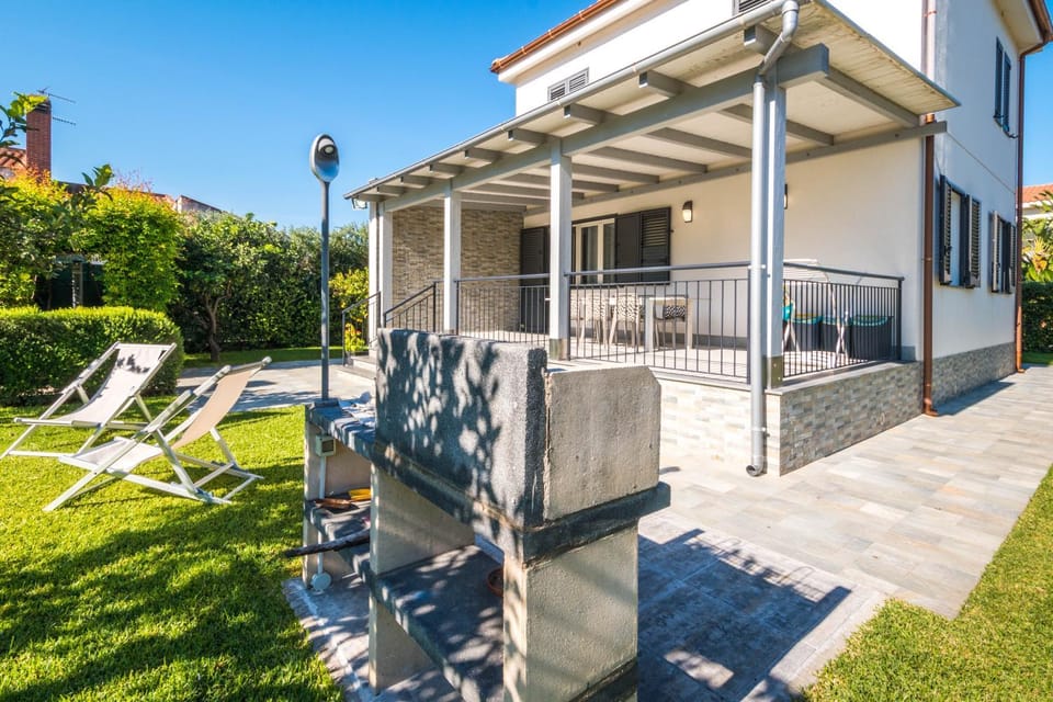 Property building, Patio, Spring, Day, BBQ facilities, Garden, View (from property/room), Balcony/Terrace, Garden view, sunbed
