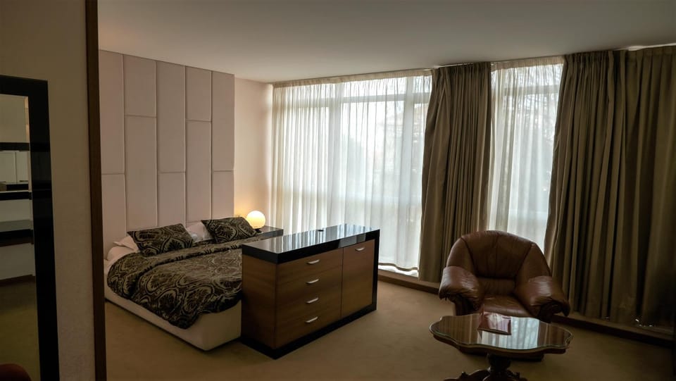 Photo of the whole room, Bedroom