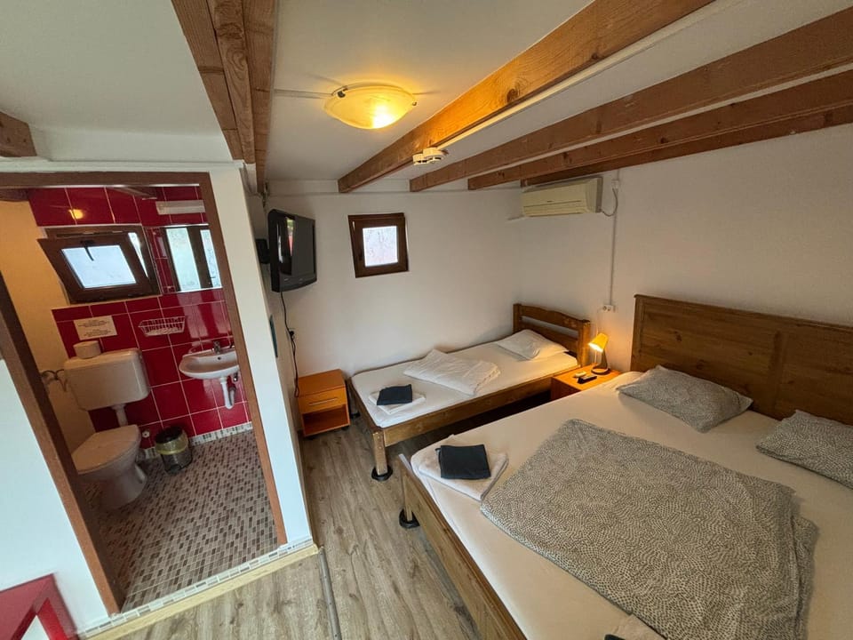 Bed, TV and multimedia, Photo of the whole room, Bedroom