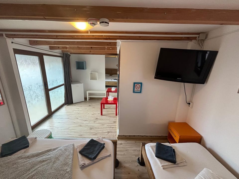 Bed, TV and multimedia, Photo of the whole room