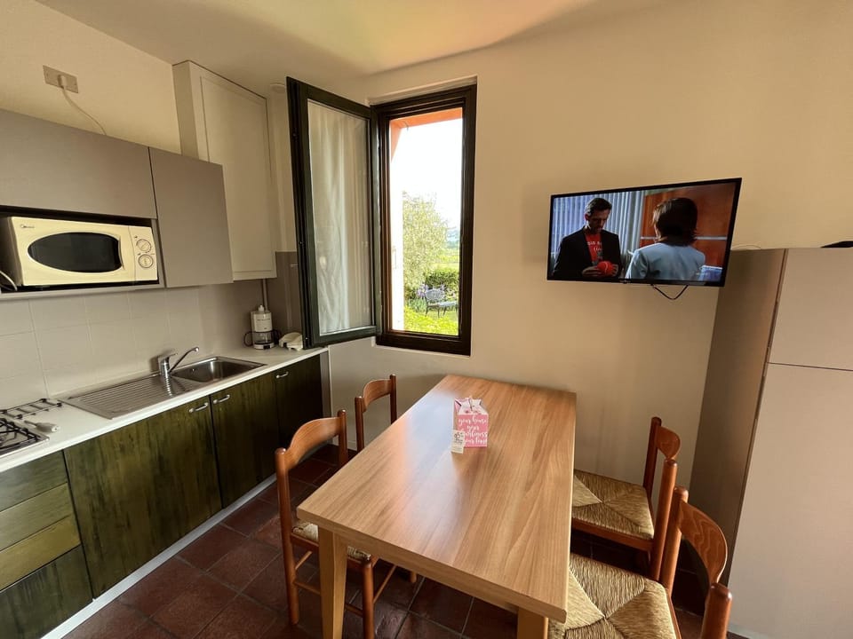 Kitchen or kitchenette, Dining area