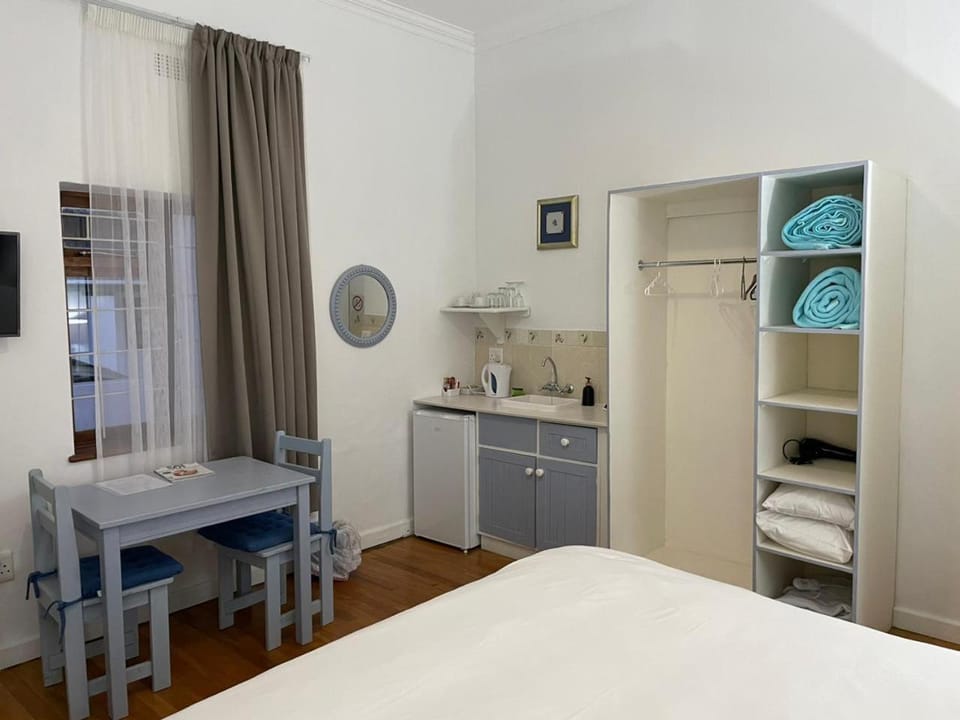 Bed, Kitchen or kitchenette, Dining area, Bedroom