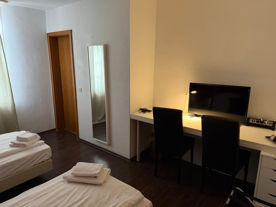 TV and multimedia, Photo of the whole room, Bedroom, towels