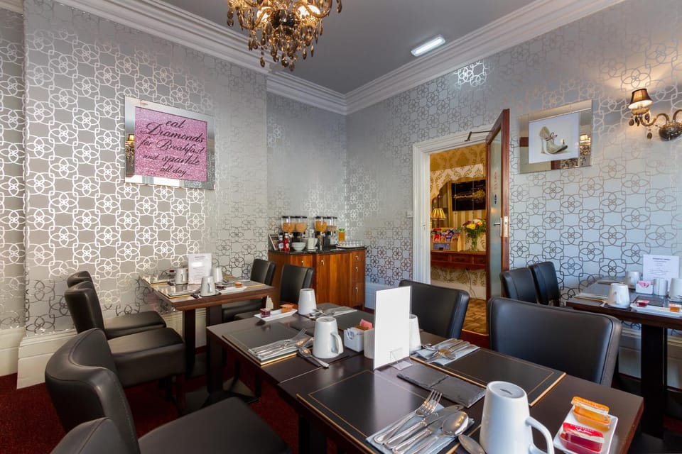 Coffee/tea facilities, Food and drinks, Dining area, Breakfast
