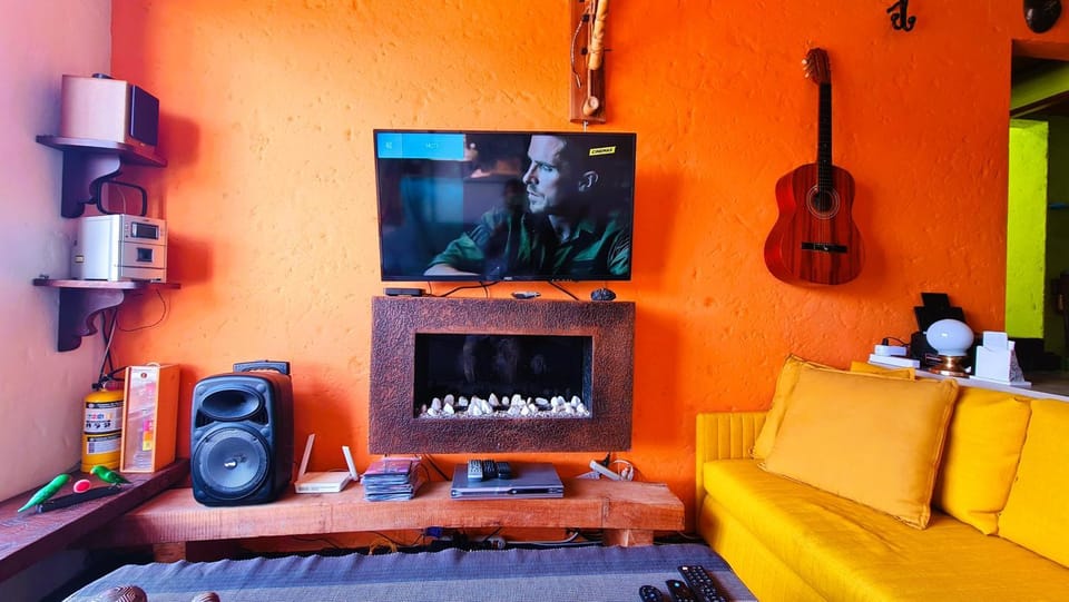 Communal lounge/ TV room, TV and multimedia, fireplace