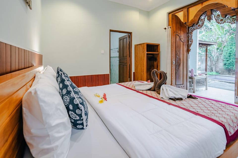 Bed, Photo of the whole room, Bedroom, Pool view, towels, wardrobe