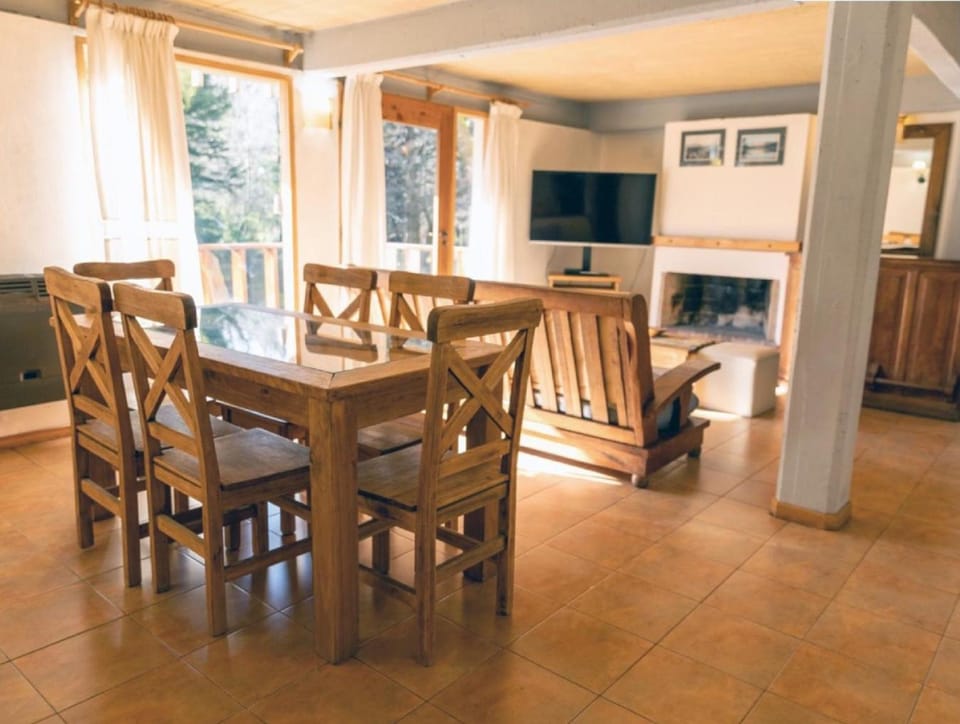 Communal lounge/ TV room, TV and multimedia, Living room, Seating area, Dining area, Evening entertainment