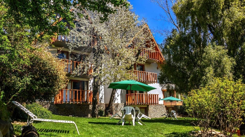 Property building, Patio, Spring, Day, Natural landscape, Garden, Garden view
