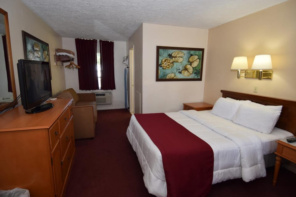 Bed, TV and multimedia, Bedroom