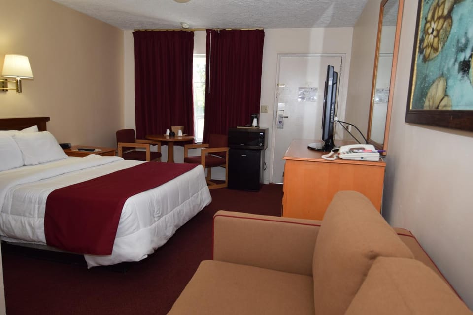 Bed, TV and multimedia, Bedroom