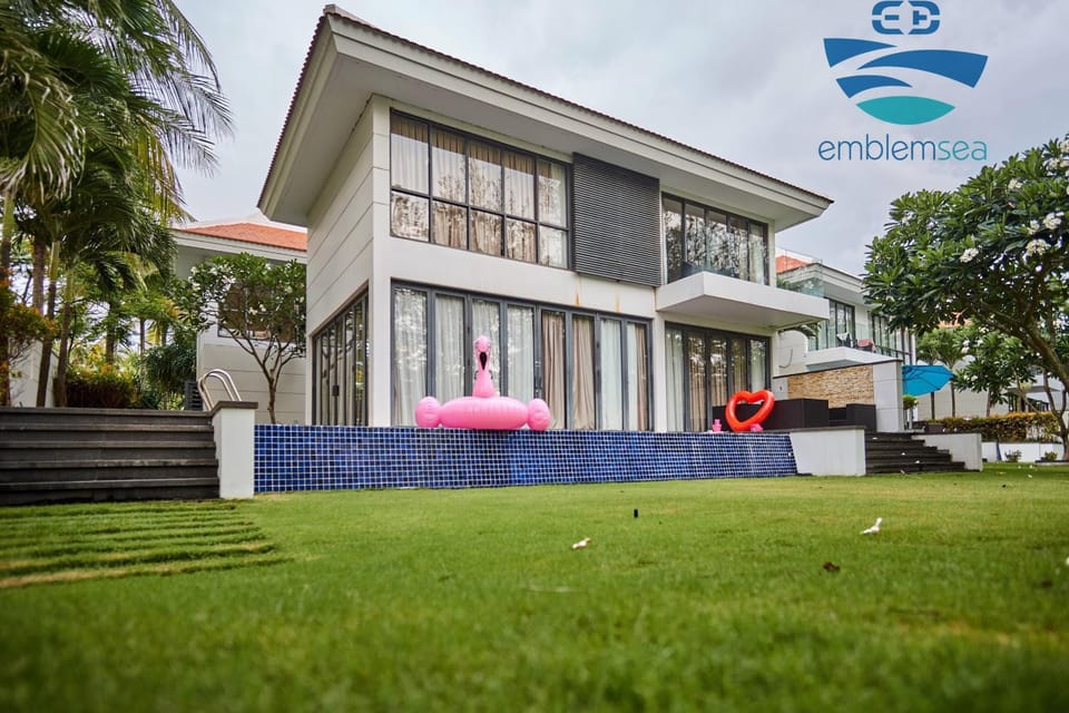 Property building, Day, Natural landscape, Garden, Garden view