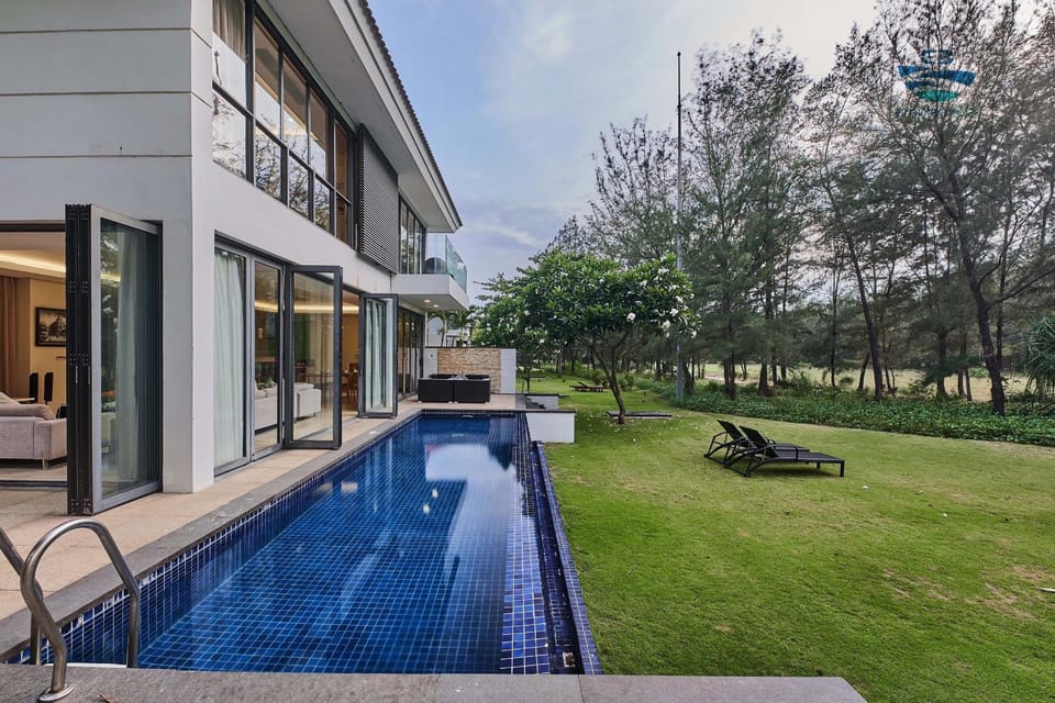 Property building, Patio, Day, Garden, Garden view, Pool view, Swimming pool, sunbed