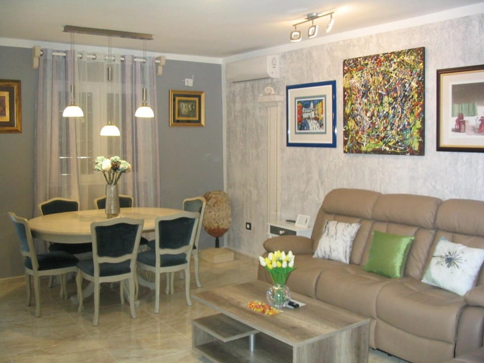 Living room, Seating area, Dining area