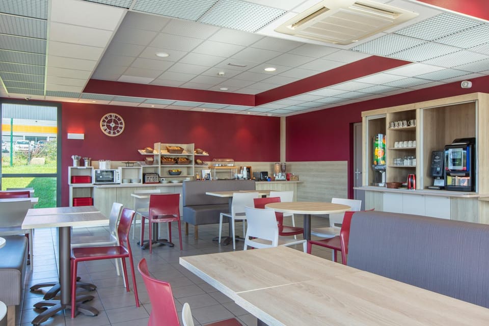 Coffee/tea facilities, Food and drinks, Food