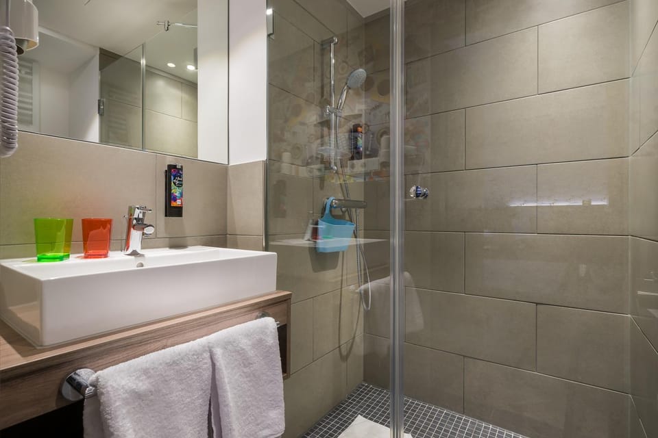 Shower, Toilet, Bathroom, towels