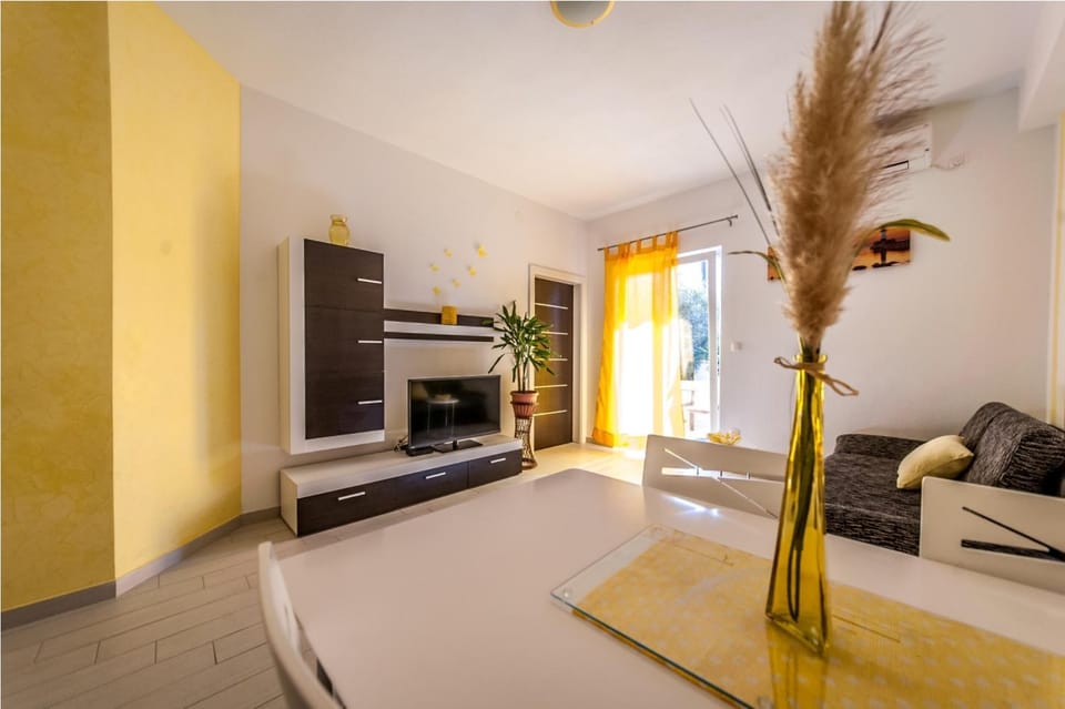 TV and multimedia, Living room, Photo of the whole room, Seating area, Time of day