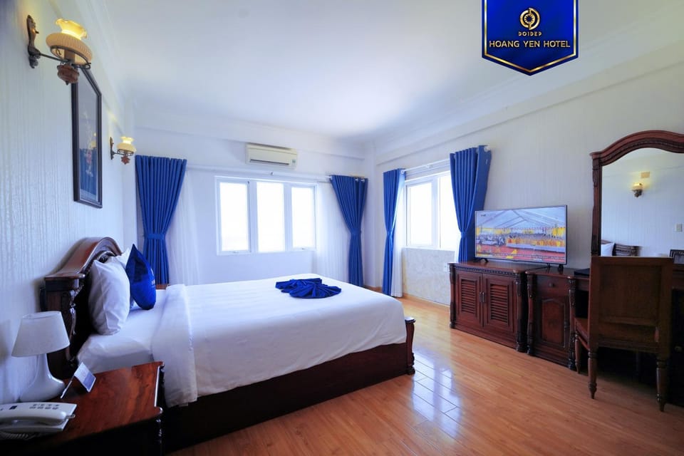 Photo of the whole room, Seating area, Bedroom