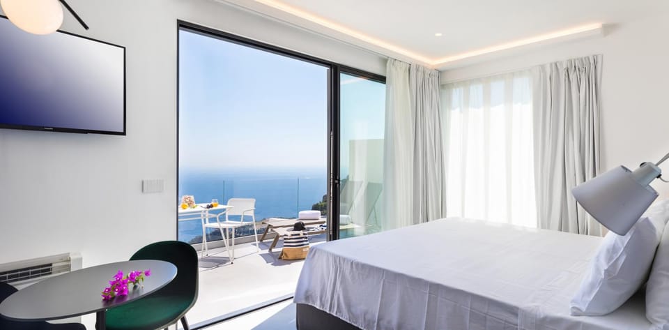Photo of the whole room, Sea view