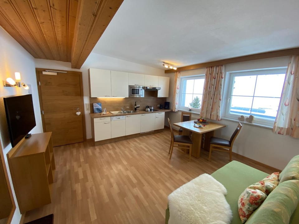 Kitchen or kitchenette, Living room