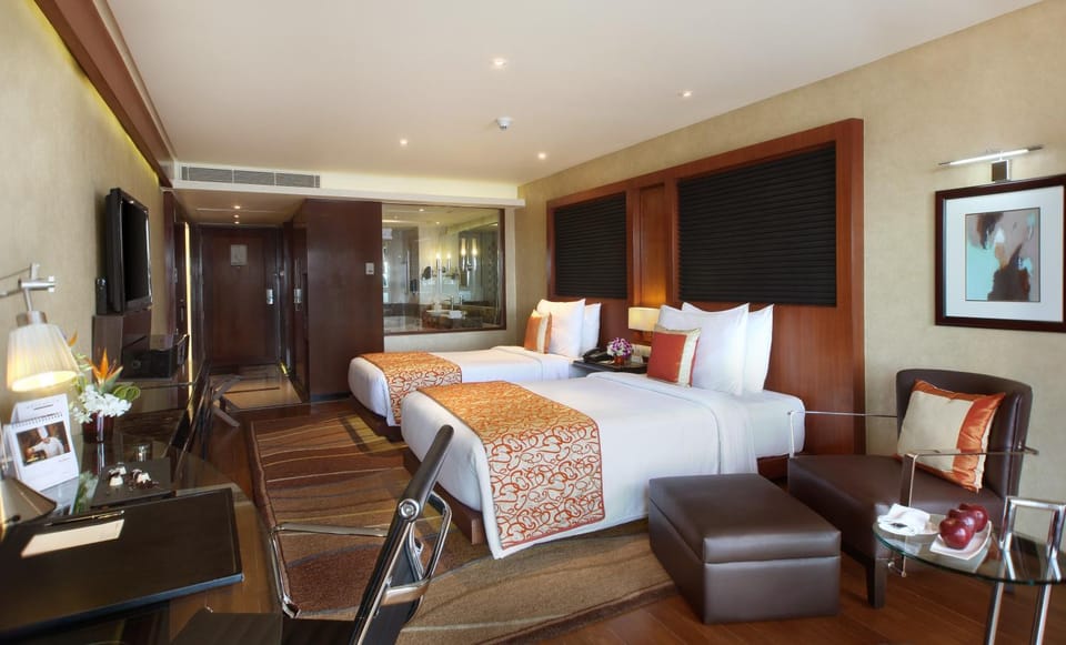 Bed, TV and multimedia, Photo of the whole room, Seating area, Bedroom