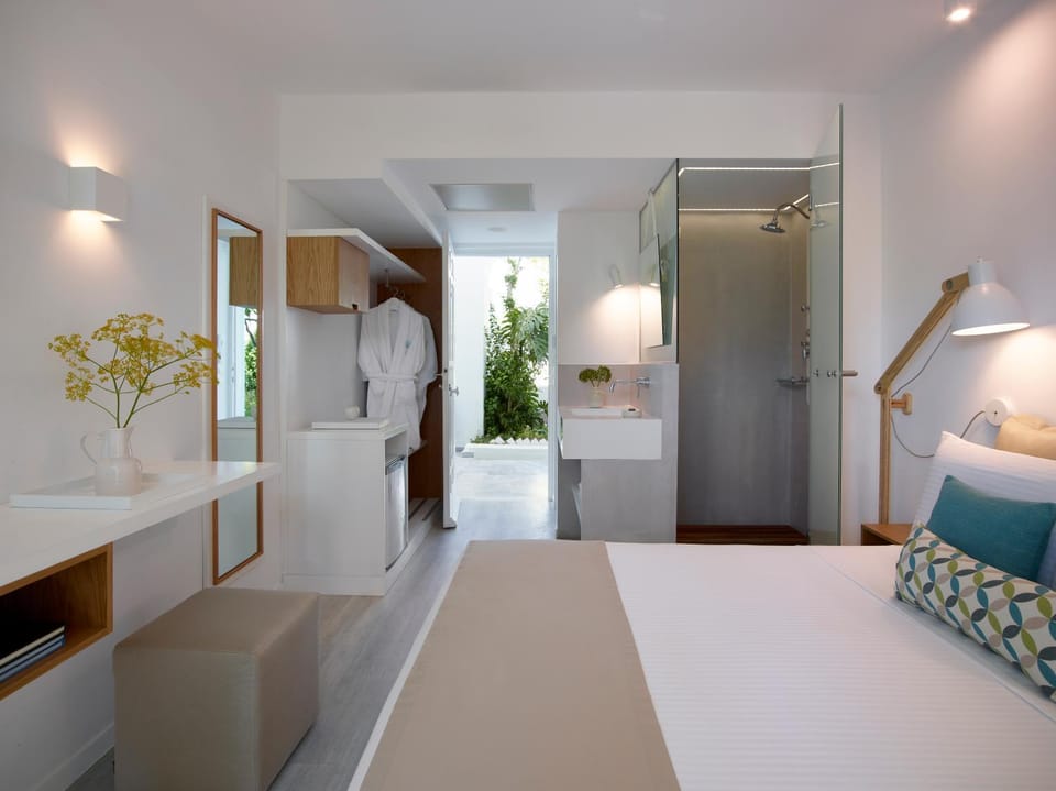 Shower, Toilet, Bathroom, TV and multimedia, Photo of the whole room, Bedroom