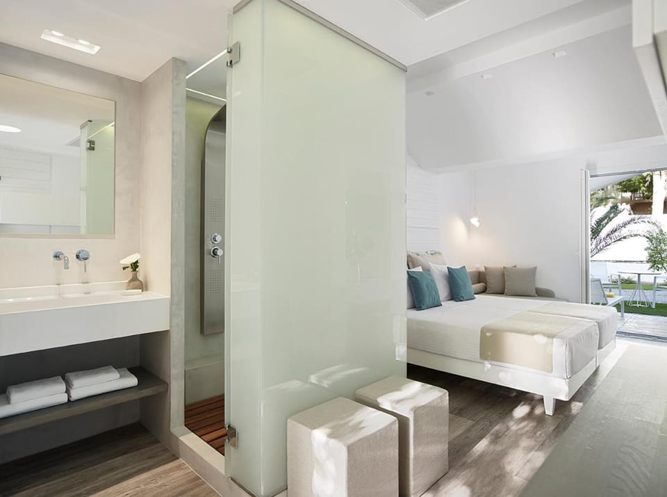 Shower, Toilet, Bathroom, TV and multimedia, Balcony/Terrace, Photo of the whole room, Bedroom