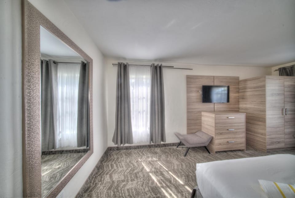 Bed, TV and multimedia, Bedroom, wardrobe
