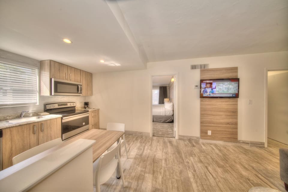 TV and multimedia, Kitchen or kitchenette, Living room, Seating area, Dining area