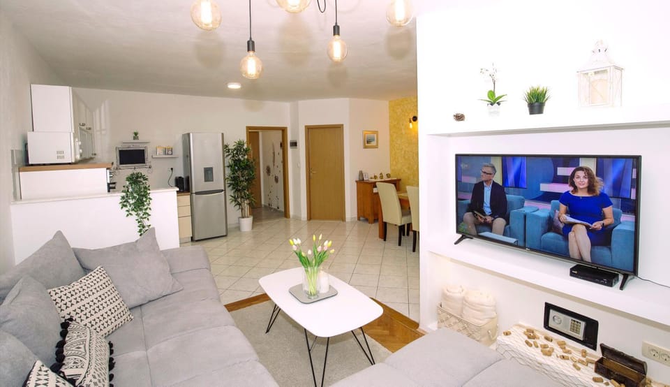 TV and multimedia, Living room, locker