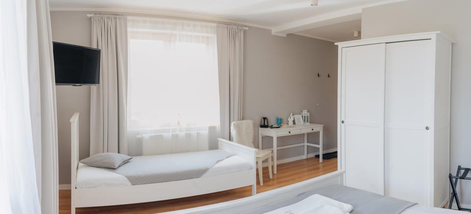 Bed, Photo of the whole room, wardrobe