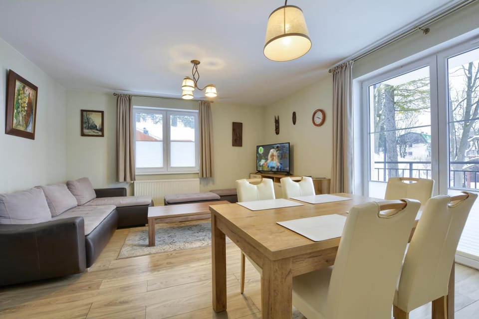 TV and multimedia, Living room, Seating area, Dining area