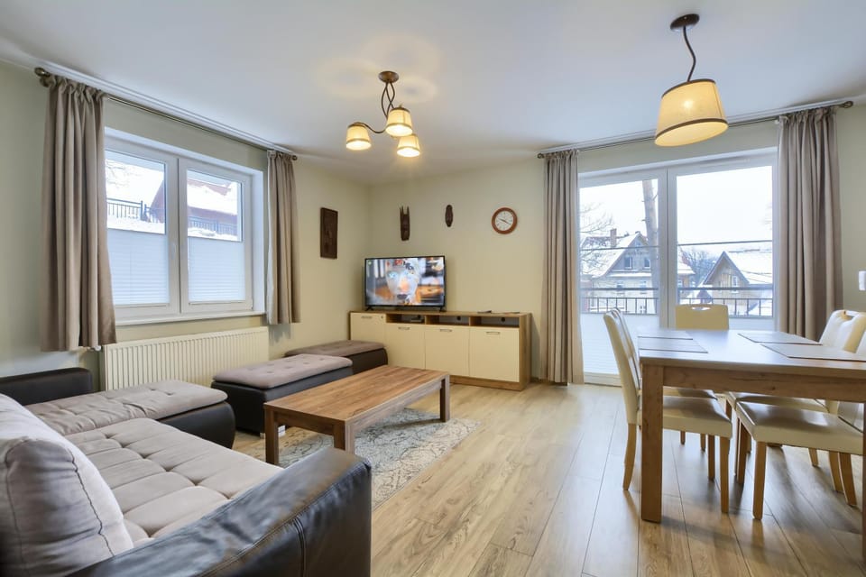 Communal lounge/ TV room, TV and multimedia, Living room, Seating area, Dining area, Evening entertainment