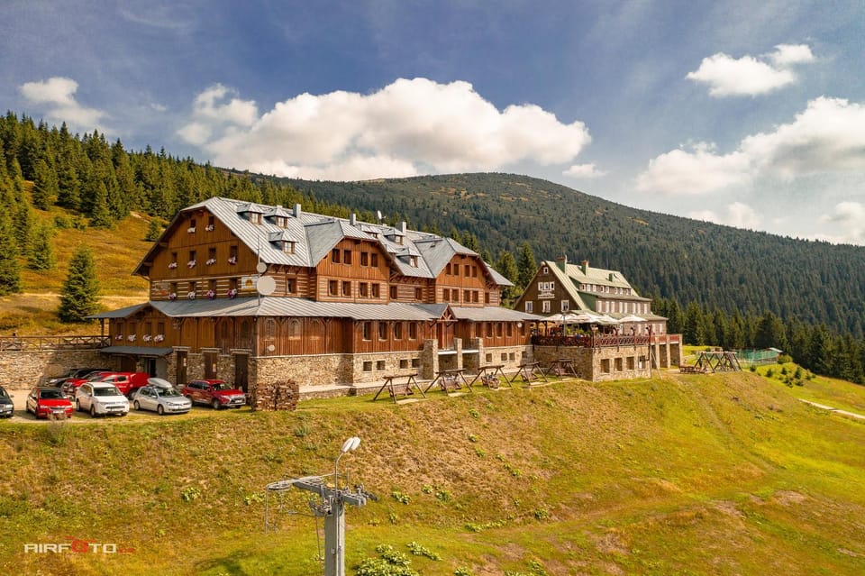 Property building, Restaurant/places to eat, Natural landscape, Hiking, Hiking, Cycling, Cycling, Mountain view, Mountain view, Breakfast, Parking