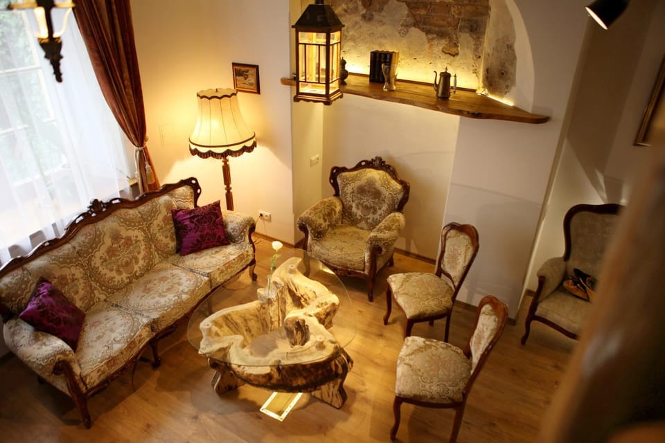 Bed, Living room, Photo of the whole room, Seating area, Dining area, hair dresser