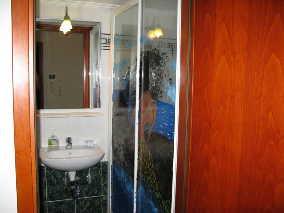 Shower, Toilet