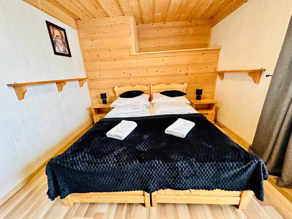 Bed, Photo of the whole room, towels