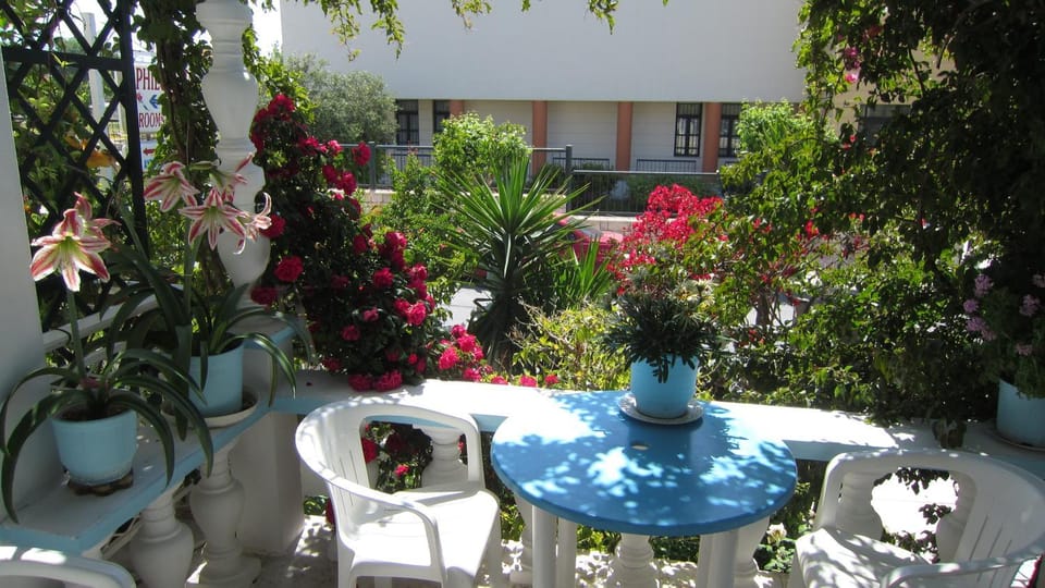 Property building, Day, Garden, View (from property/room), Balcony/Terrace, Seating area, Dining area, On site, Garden view