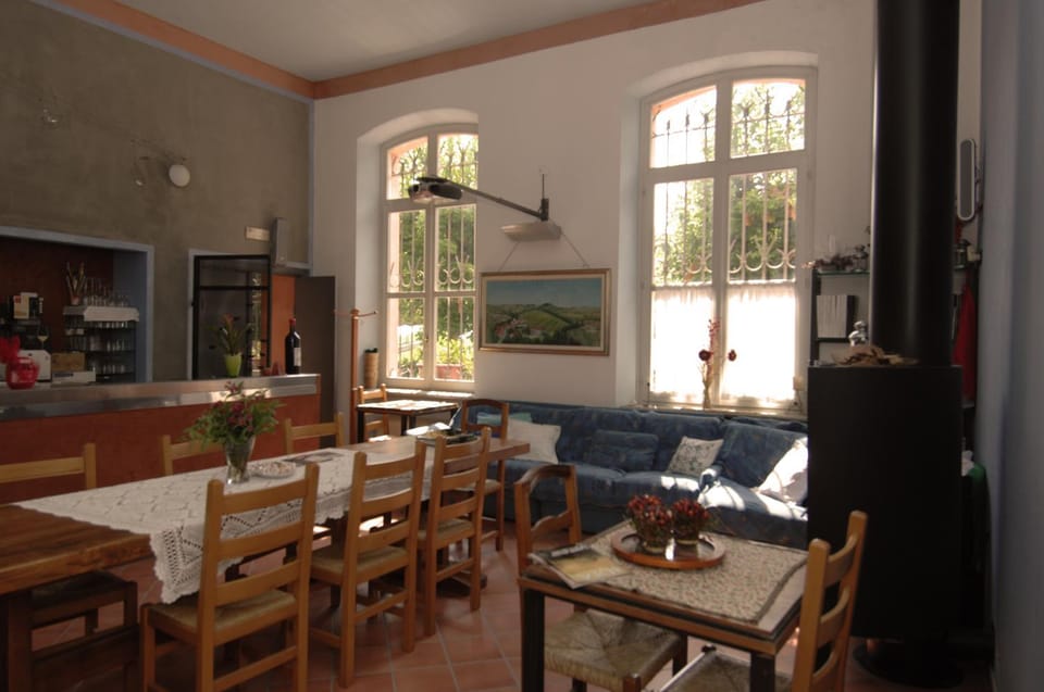 Day, Dining area