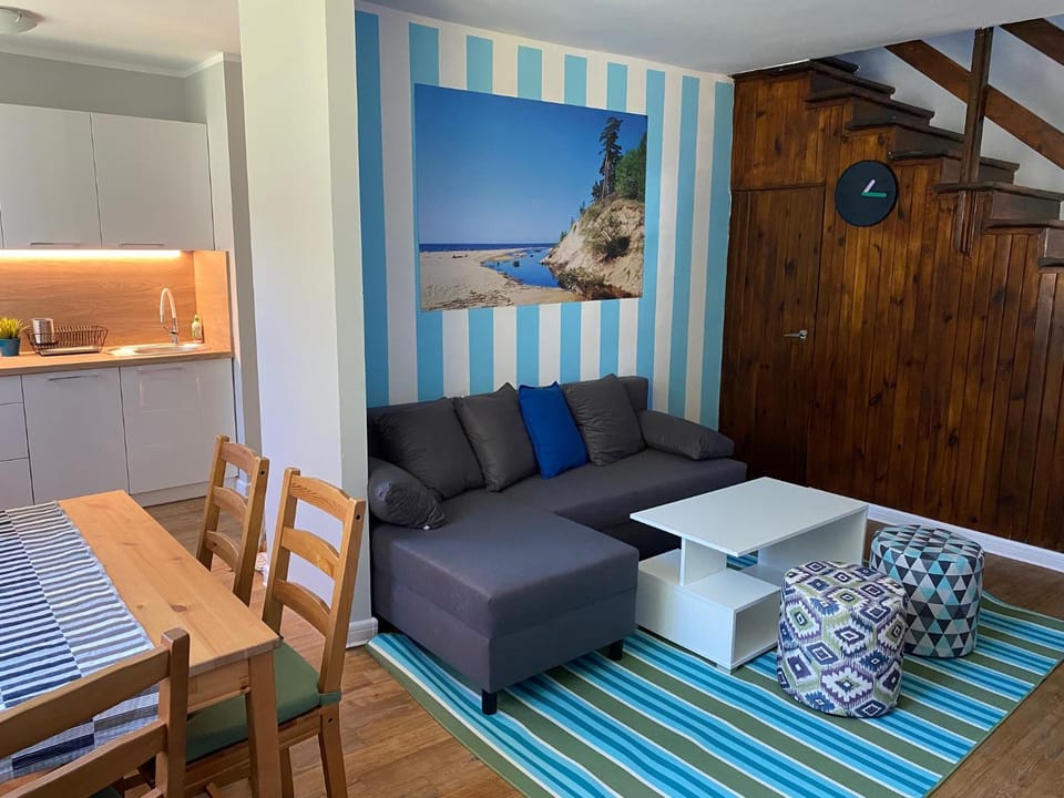 Kitchen or kitchenette, Living room, Seating area, Dining area