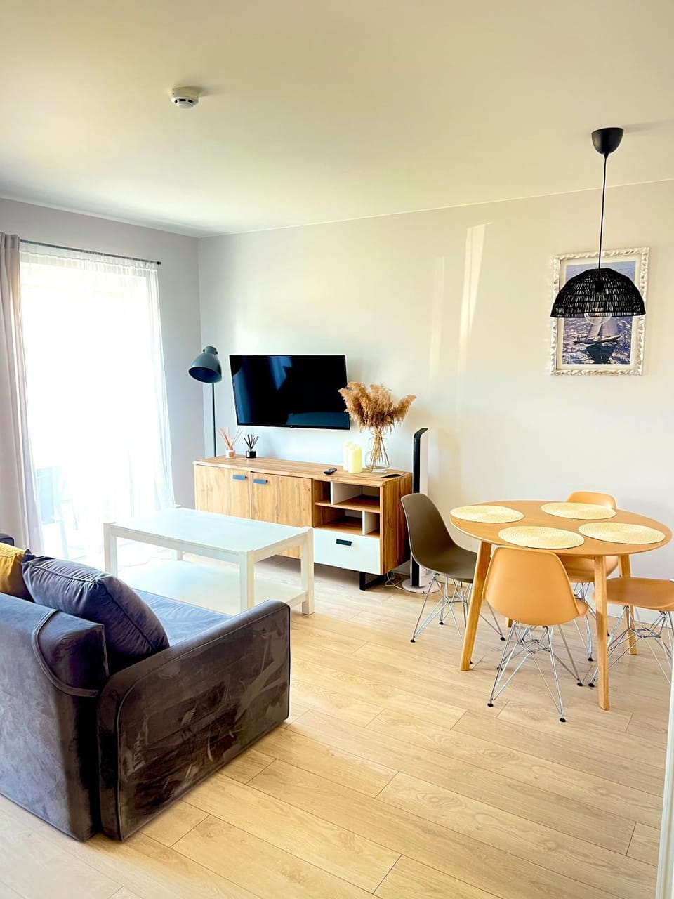 TV and multimedia, Seating area, Dining area