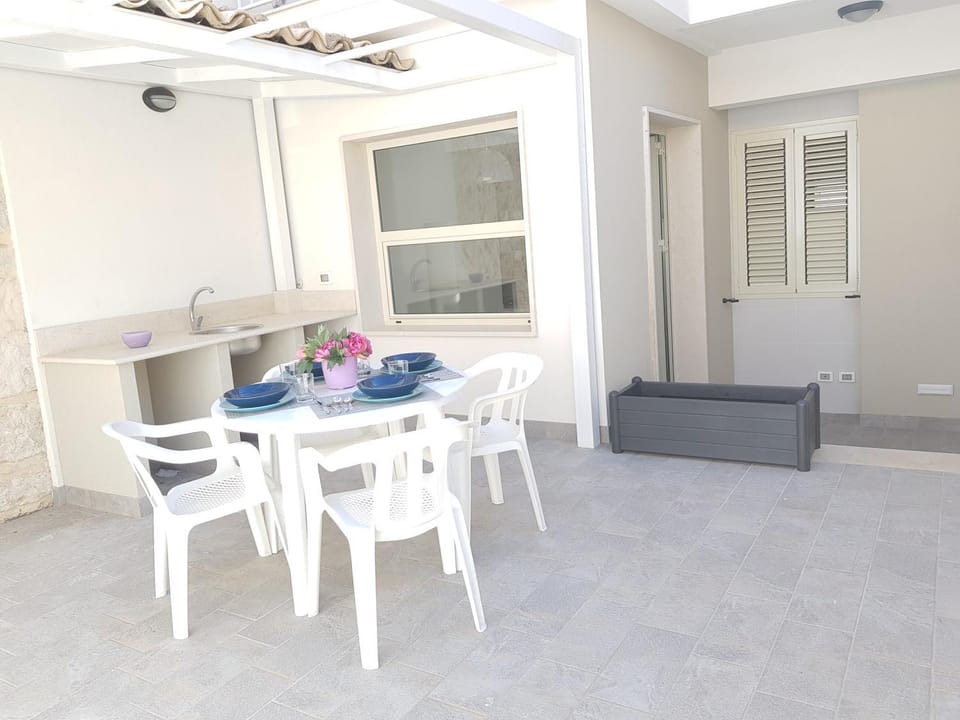 Facade/entrance, Balcony/Terrace
