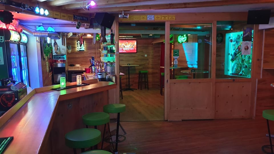 Nightclub / DJ, Lounge or bar