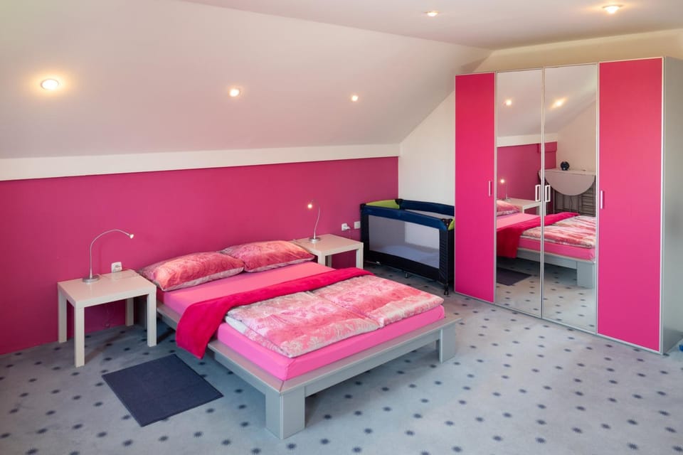 Bed, Bedroom, On site, cot