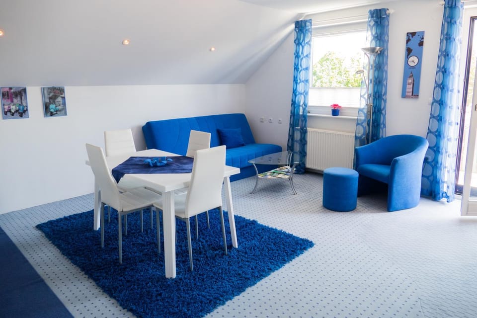 TV and multimedia, Living room, Photo of the whole room, Seating area, Dining area