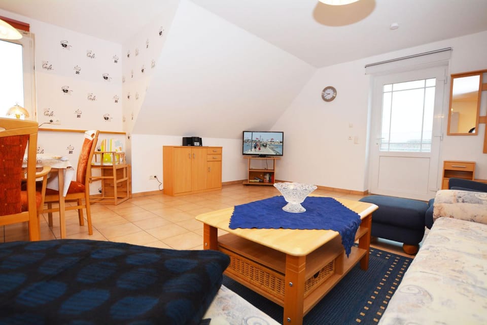 TV and multimedia, Living room, Seating area, Dining area, Garden view