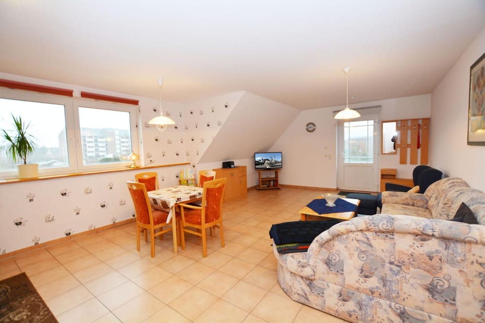 TV and multimedia, Living room, Seating area, Dining area, Garden view