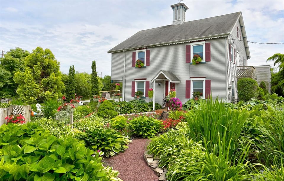 Greystone Manor Bed & Breakfast Inn in Bird in Hand