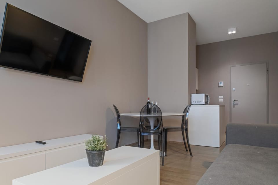 TV and multimedia, Kitchen or kitchenette, Living room, Seating area, Dining area