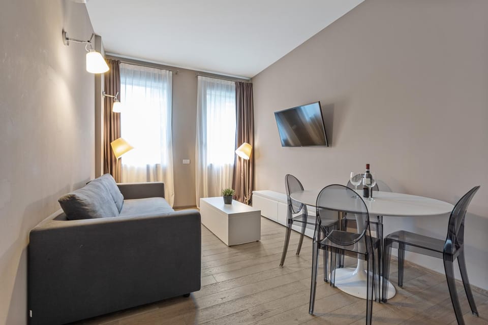 TV and multimedia, Living room, Seating area, Dining area